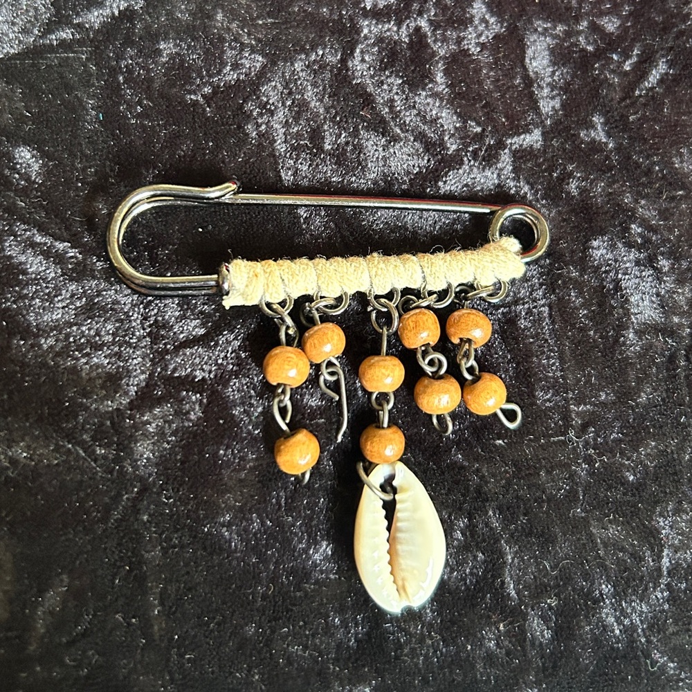 🍓*AS IS* VINTAGE HANDMADE COWRIE SHELL & WOODEN BEAD KILT PIN BROOCH